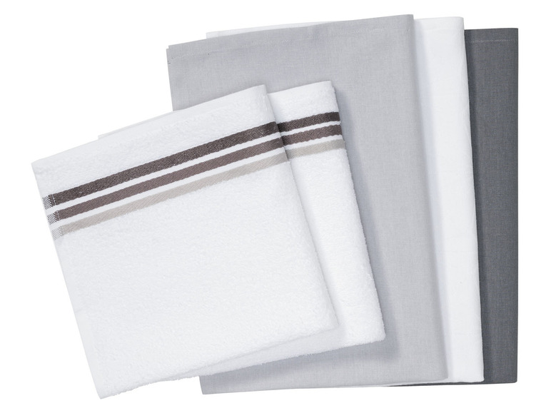 Ein Stapel Handtücher mit Streifen und einfarbigen Handtüchern.