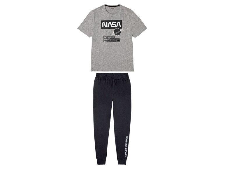 Ein graues T-Shirt mit NASA-Logo und schwarze Jogginghose mit 'Space Mission' Aufdruck.