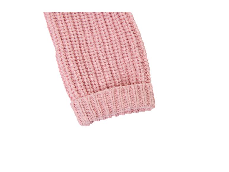 Detail eines hellrosa Strickpulloverärmels mit geripptem Bündchen.