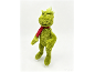 Grünes Plüsch-Grinch-Spielzeug mit rotem Schal auf weißem Hintergrund.