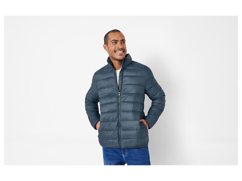 Ein Mann in einer dunkelblauen Steppjacke.