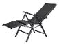 Ein schwarzer Liegestuhl mit verstellbarer Rückenlehne