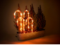 Beleuchtete Zuckerstangen und kleine Tannenbäume in einem Zinkbottich, Weihnachtsdekoration.