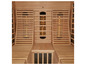 Eine Holzsauna mit drei Bänken und eingebauter Infrarotheizung.