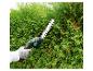 Greenworks Elektro-Heckenschere beim Schneiden einer Thuja-Hecke.