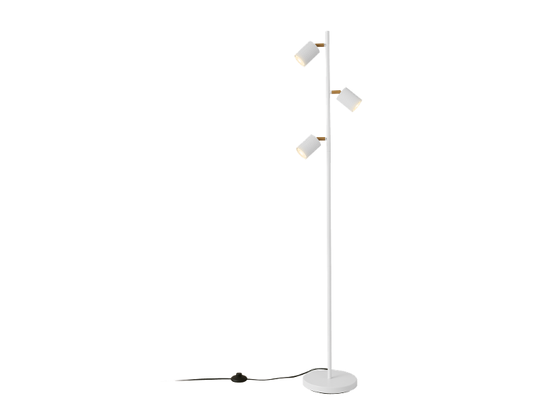 Weiße Stehlampe mit drei verstellbaren Strahlern und Holzdetails