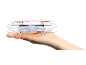 Kleine weiße Quadrocopter-Drohne auf einer Handfläche