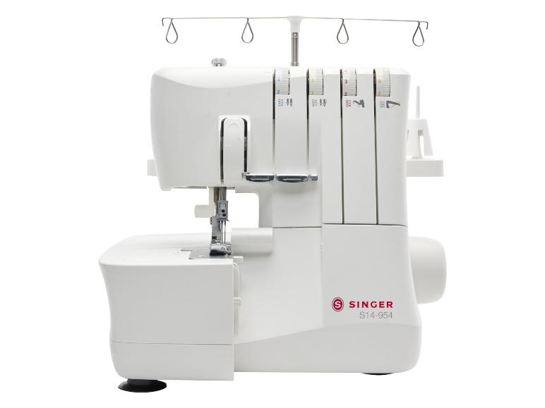 Weiße Overlock-Nähmaschine mit mehreren Fadenführungen und Spannungsreglern.