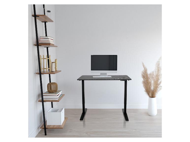 Schwarzer höhenverstellbarer Schreibtisch mit Computer und Holzregal mit Dekorationen.
