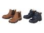 Zwei Paar Kinderschuhe: braune Chelsea Boots und blaue Schuhe mit Klettverschluss.