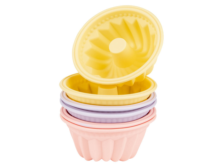 Mehrfarbige Silikonformen zum Backen von Kuchen.