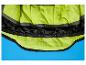 Neon-gelbe und schwarze Hundejacke auf blauem Hintergrund