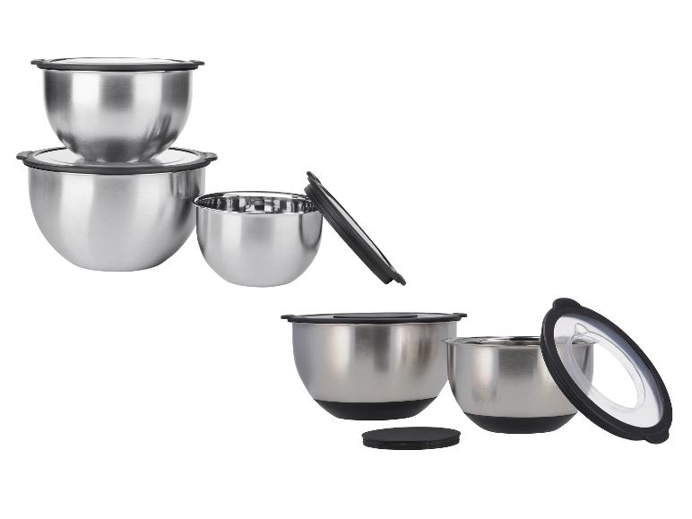 Edelstahl-Rührschüssel-Set mit schwarzen Deckeln, teilweise gestapelt.