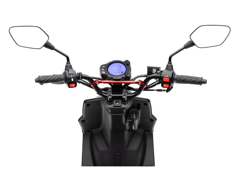 Motorroller-Lenker mit Spiegeln, Griffen und Digitalanzeige.