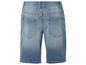 Blaue Jeans-Shorts mit Taschen hinten.