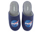 Blaue NASA-Hausschuhe mit rotem und blauem NASA-Logo.