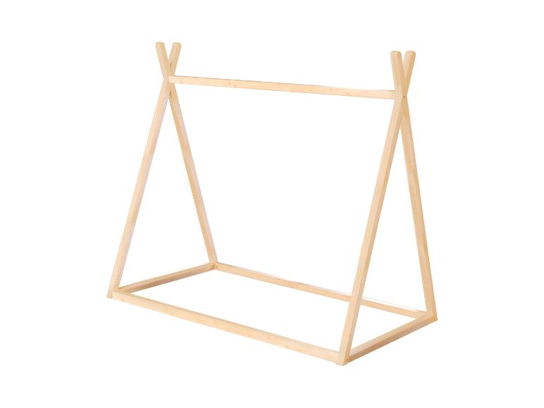 Holzständer für Kleidung oder Spielzeug im minimalistischen Design.