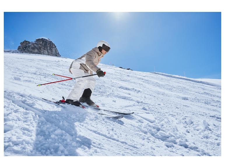 Ein Skifahrer fährt einen verschneiten Hang hinunter.