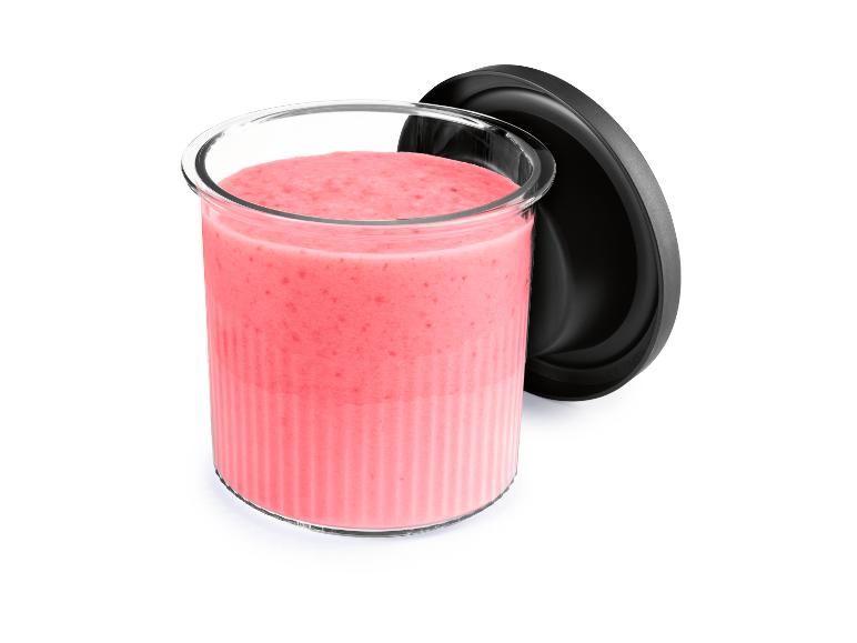 Rosa Smoothie in einem Glasbehälter mit schwarzem Deckel.