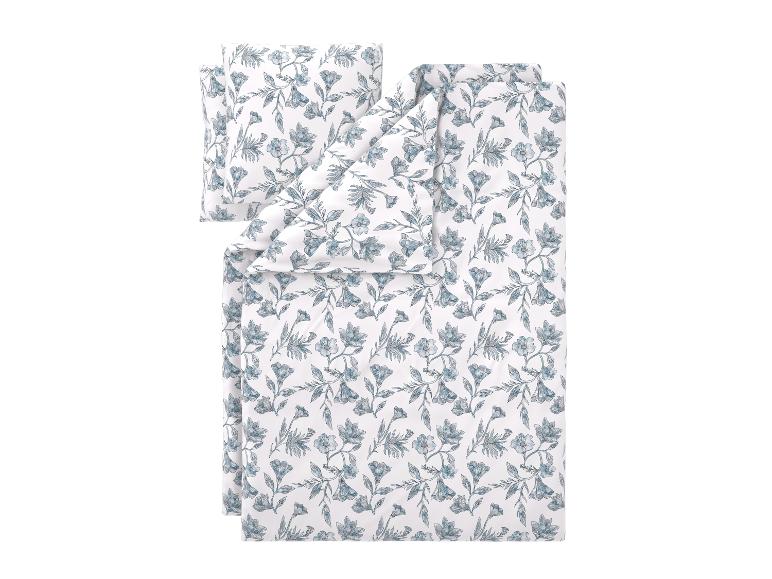 Bettwäsche-Set mit blau-weißem Blumenmuster, bestehend aus Bettbezug und Kissenbezug.