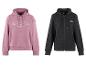Zwei Hoodies, ein rosa Pullover mit großem Rautenmuster und eine schwarze Reißverschlussjacke.