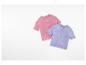 Zwei Kinder-T-Shirts, ein rosa und ein lila, liegen auf weißem Hintergrund.