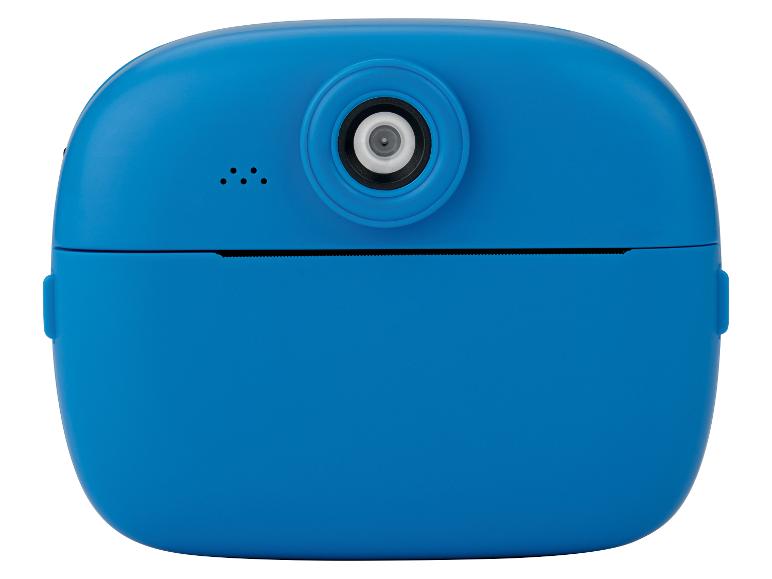 Vorderansicht einer blauen Sofortbildkamera mit Objektiv und Lautsprecherlöchern.