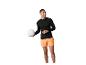 Mann in schwarzem Langarmshirt und orangefarbenen Shorts, hält einen Volleyball.