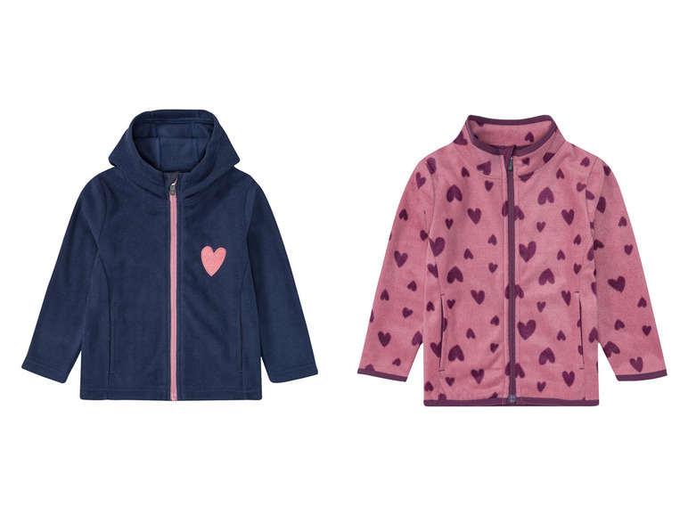 Zwei Fleecejacken, eine dunkelblau mit Kapuze und rosafarbenem Herz, die andere rosa mit Herzchenmuster.