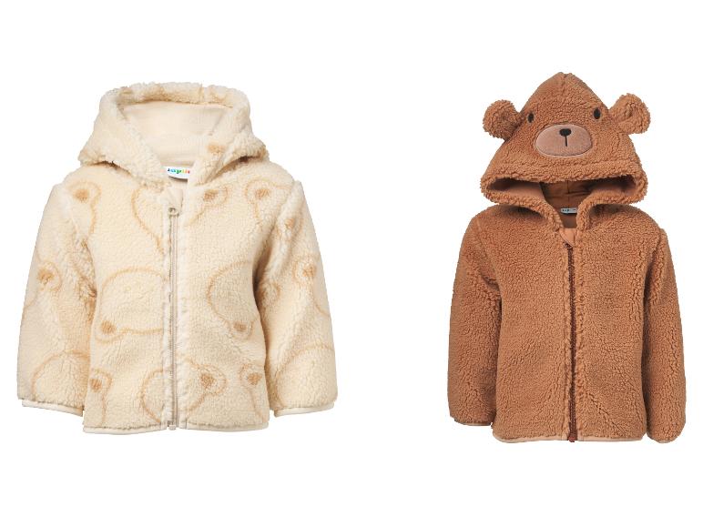 Zwei flauschige Kapuzenjacken für Babys, eine cremefarben mit Bärenmustern, eine braun mit Bärengesicht