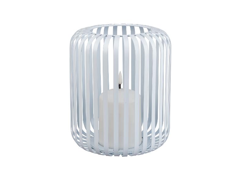 Ein weißer Kerzenhalter mit einer weißen Kerze.