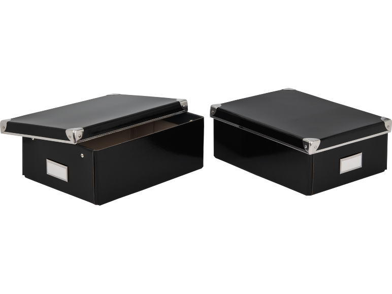 Zwei schwarze Aufbewahrungsboxen mit Metallecken, eine offen, die andere geschlossen.