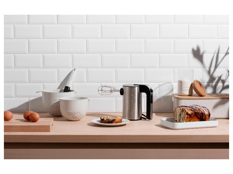 Ein Bodum Handmixer und Backutensilien auf einer Küchenarbeitsplatte.