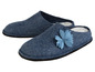 Zwei Paar blaue Wollpantoffeln mit Blumenmuster.