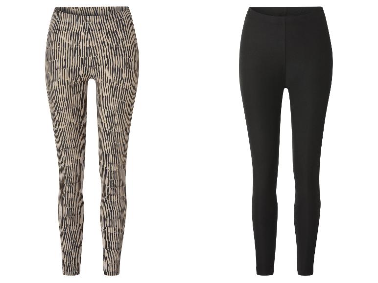 Zwei Leggings: eine mit beigem und schwarzem Streifenmuster, die andere einfarbig schwarz