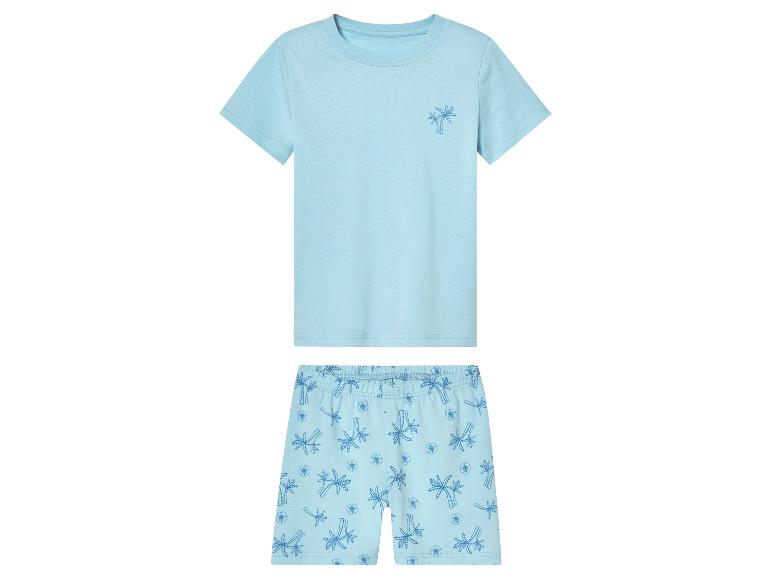 Hellblaues T-Shirt und Shorts mit Palmenmuster.