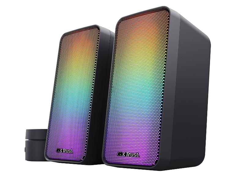 Ein Paar schwarze Computerlautsprecher mit RGB-Beleuchtung auf weißem Hintergrund.