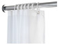 Weißer Duschvorhang an einer silbernen Duschstange.