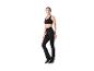 Frau in schwarzer Sportkleidung, bestehend aus Sport-BH und Leggings.