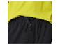 Neon-gelbes T-Shirt und schwarze Shorts mit Kordelzug