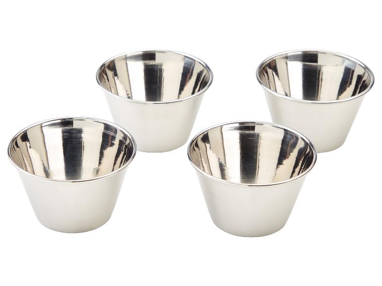 Vier silberne Schalen zum Servieren von Saucen oder Desserts.