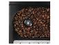 Kaffeebohnen im Behälter einer Kaffeemaschine mit Mahlgradeinstellung.