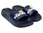 Ein Paar dunkelblaue Badesandalen mit einem weißen und orangefarbenen Logo.