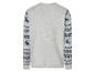 Ein grauer Pullover mit weihnachtlichem Muster an den Ärmeln.