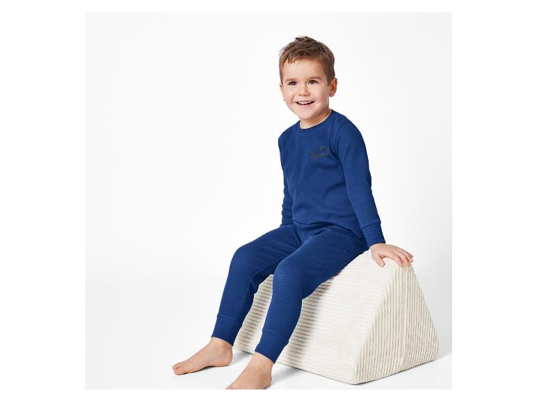 Marineblauer Pyjama für Jungen, Ober- und Unterteil.