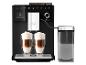 Melitta CI Touch Kaffeemaschine mit zwei Latte Macchiato Gläsern und Milchbehälter.