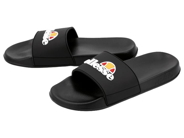 Ein Paar schwarze Badesandalen mit einem farbigen Logo auf der Oberseite.