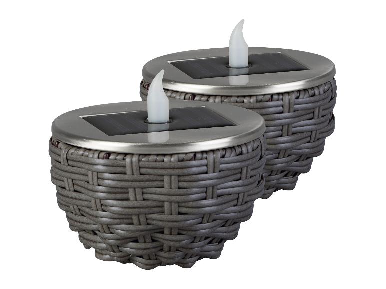 Zwei solarbetriebene Kerzen in Weidenkörben.