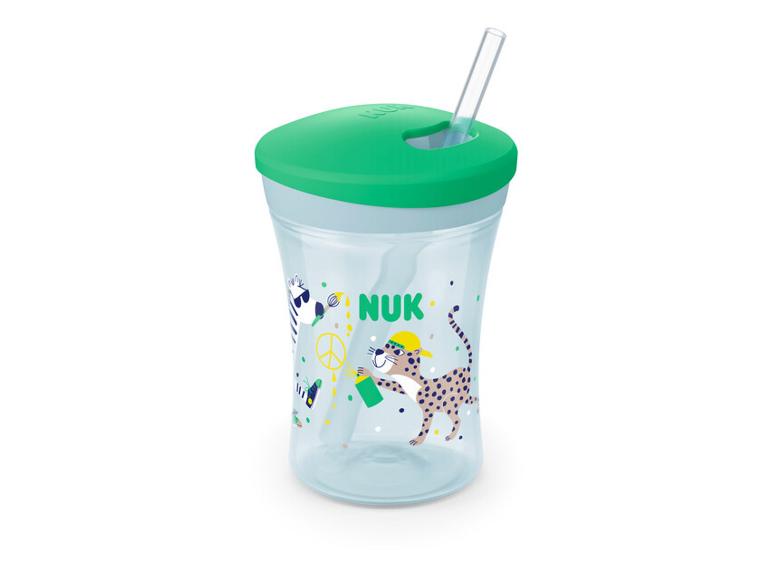 Kinderbecher mit Strohhalm, grünem Deckel und Tiermotiven.