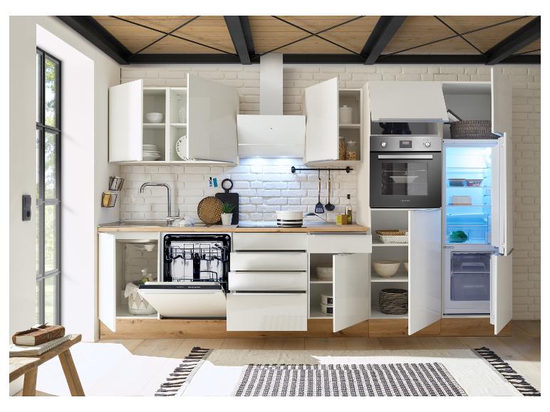 Moderne Küche mit weißen Schränken, Einbauofen, Geschirrspüler und Kühlschrank.